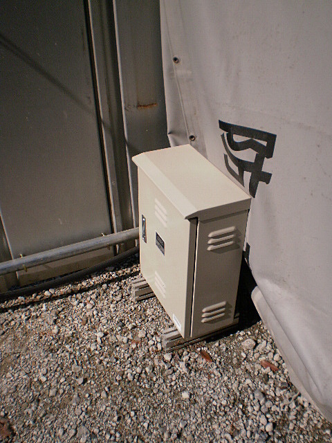 騒音計・振動計は風雨を防ぐ収納BOXに格納